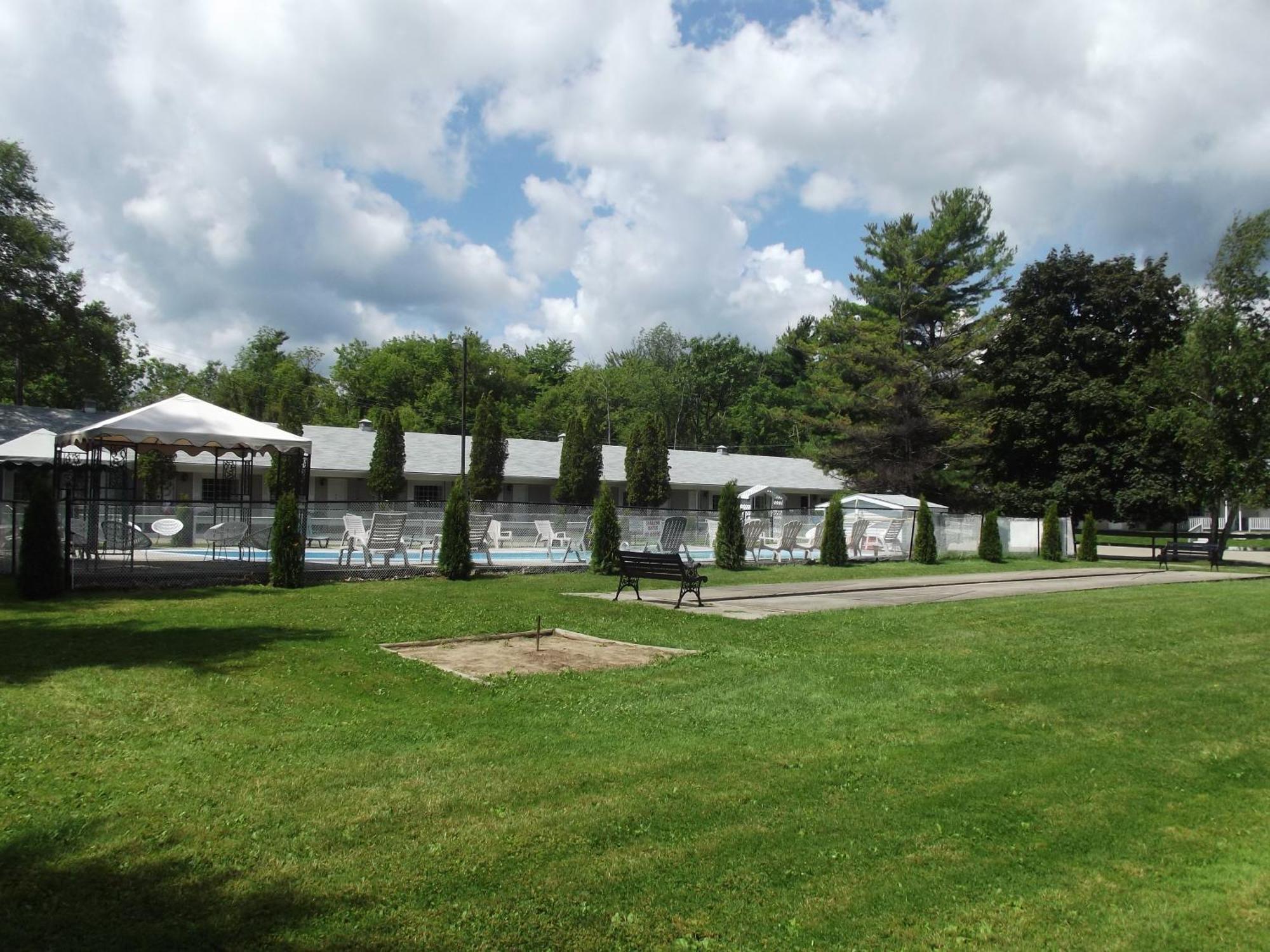 Colonial Resort-1000Islands Gananoque Exterior photo