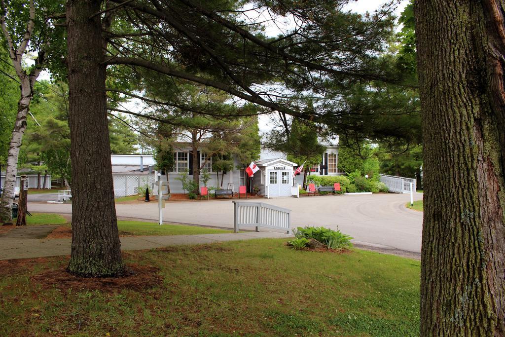 Colonial Resort-1000Islands Gananoque Exterior photo